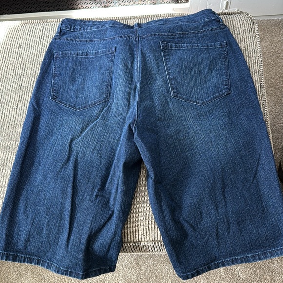 Gloria Vanderbilt Slimming Dark Wash Denim Jean Bermuda Shorts Size 12 - Picture 3 of 3